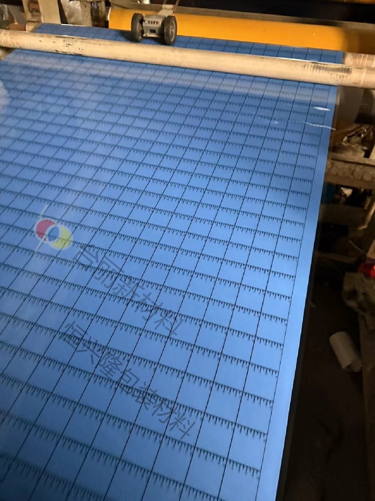 臺(tái)麗新材料公司 印刷襯墊材料環(huán)保、無(wú)異味，不同于市面其它家的印刷襯墊材料，全部采用環(huán)保高分子海綿材料，環(huán)保膠水，環(huán)保PET薄膜經(jīng)過(guò)最新工藝技術(shù)加工，不易脫膠、開(kāi)膠！